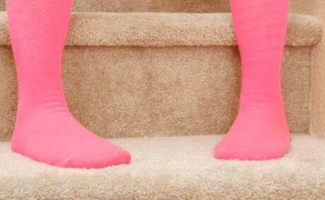 Shapely colombian teen Jasmine Gomez in sexy shorts in nasty foot fetish action 